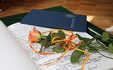 Księga pamiątkowa, list gratulacyjny, róża