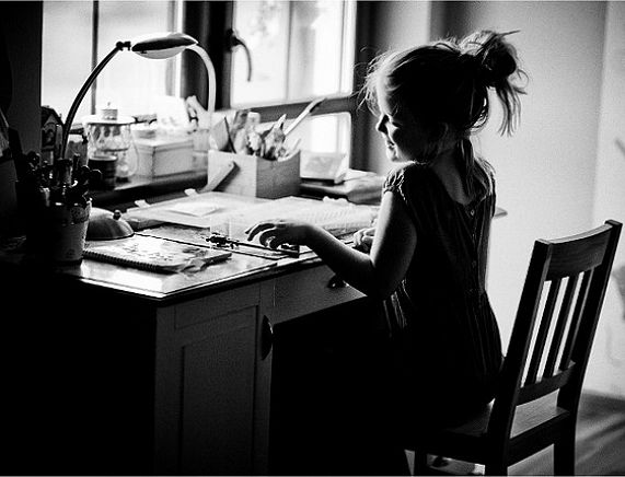 Dziewczynka przy biurku - fot. Margo Tlałka