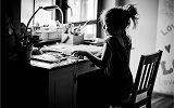 Dziewczynka przy biurku - fot. Margo Tlałka