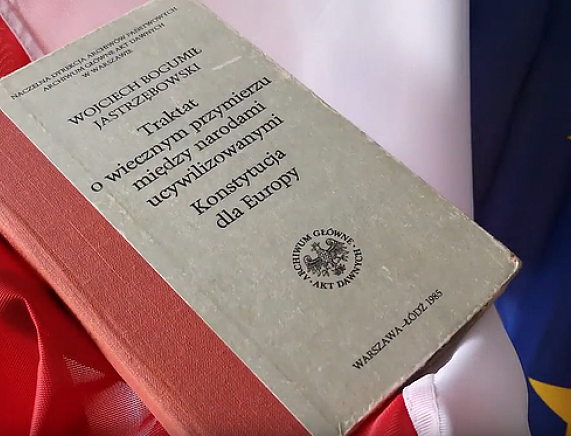 Kadr filmu pt. „Wielkie samorządowe czytanie Polskiego Projektu Konstytucji dla Europy