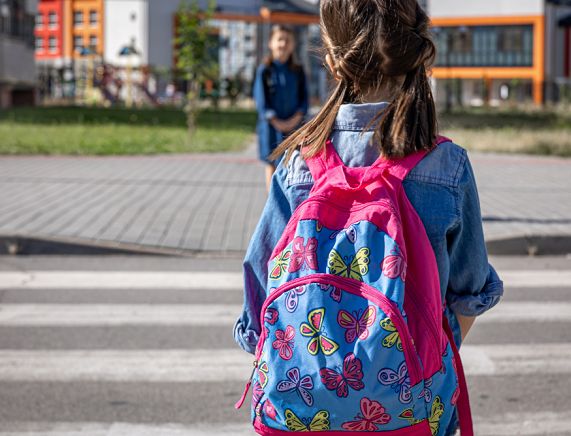 Dziewczynka z plecakiem idzie do szkoły