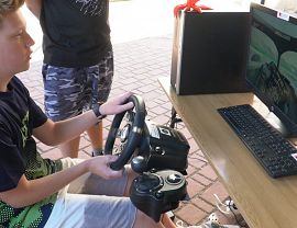 Uczestnicy pikniku podsumowującego I edycję zajęć dla dzieci