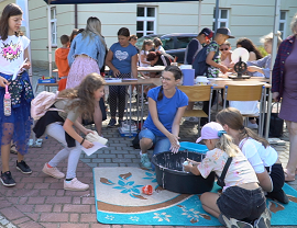 Uczestnicy pikniku podsumowującego I edycję zajęć dla dzieci