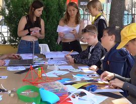 Uczestnicy pikniku podsumowującego I edycję zajęć dla dzieci