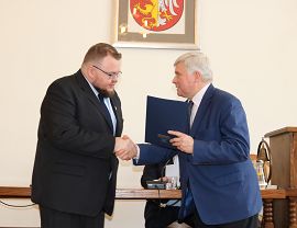 Marek Kiełtyka, Starszy Cechu Rzemiosł Różnych odbiera akt powołania do Krośnieńskiej Rady Biznesu.