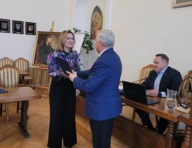 Dr Agnieszka Woźniak, Prorektor ds. Rozwoju Karpackiej Państwowej Uczelni w Krośnie odbiera akt powołania do Krośnieńskiej Rady Biznesu.