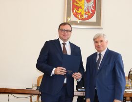 Paweł Panasiuk, Wiceprezes Zarządu INNERGO Systems Sp. z o.o. odbiera akt powołania do Krośnieńskiej Rady Biznesu.