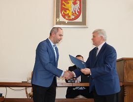 Przemysław Jurczak, Wiceprezes Zarządu FA  Krosno S.A. odbiera akt powołania do Krośnieńskiej Rady Biznesu.