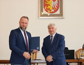 Łukasz Zajdel, Wiceprezydent Unii Przedsiębiorczych odbiera akt powołania do Krośnieńskiej Rady Biznesu.