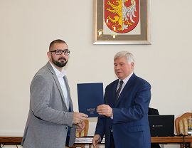 Przemysław Wójcik, Prezes Zarządu PP DOM Sp. z o.o. odbiera akt powołania do Krośnieńskiej Rady Biznesu.