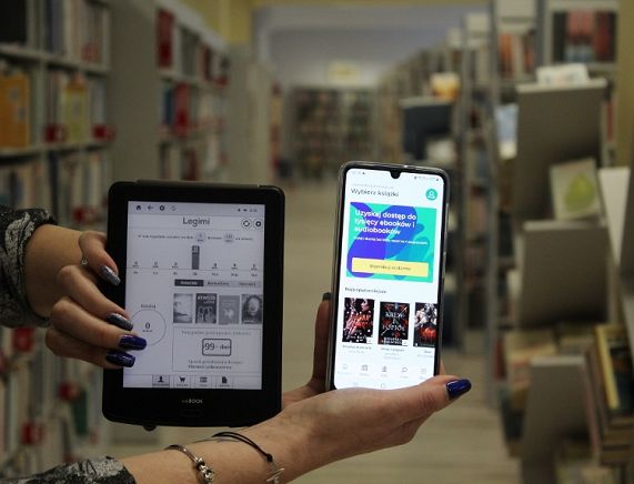 Tablet i telefon, na ekranach widać aplikację do czytania książek online