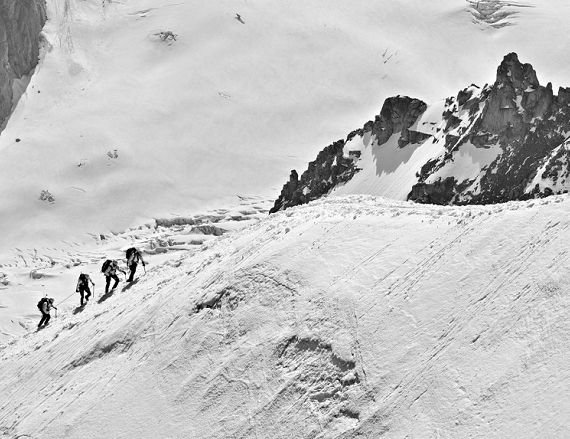 Wspinający się ludzie w górach zimą - Fot. Tomasz Okoniewski