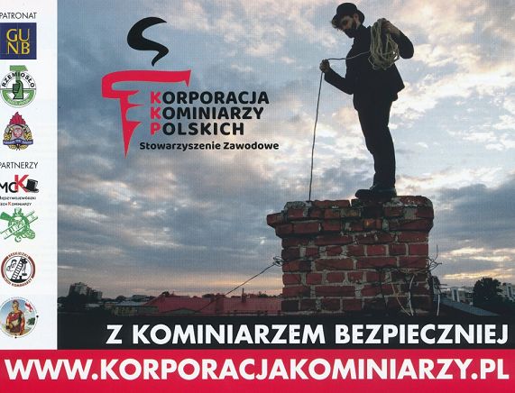Grafika - plakat Kominiarz stojący na kominie obok logotypy instytucji kominiarskich i napis: Z kominiarzem bezpieczniej.