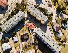 Bloki mieszkalne w Krośnie przy ul. Wieniawskiego z lotu ptaka