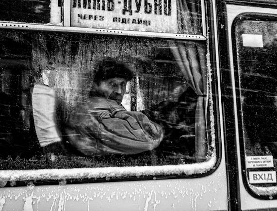 Człowiek siedzący w autobusie Fot. Przemysław Niepokój-Hepnar
