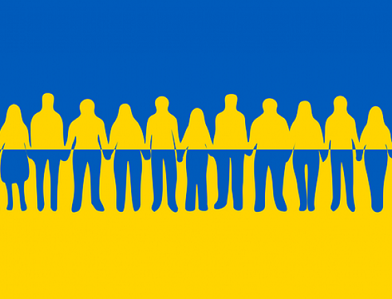 grafika kontury ludzi na tle flagi ukraińskiej - źródło: pixabay