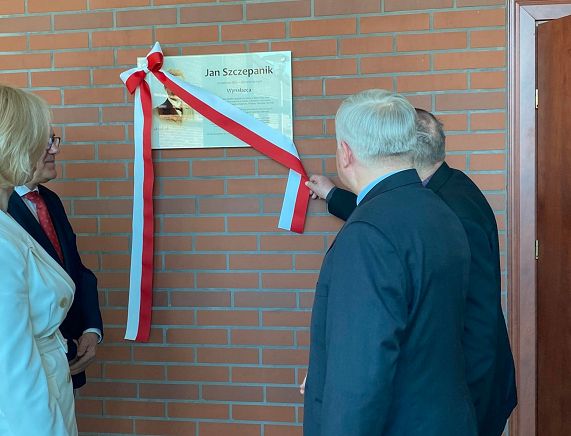 Odsłonięcie tablicy pamiatkowej poświęconej Janowi Szczepanikowi