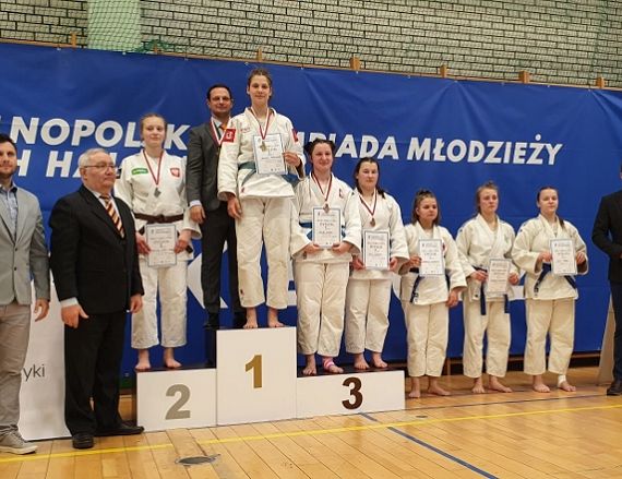 Oliwia Ziewaliczna trzecin tropniu podium - (stoi 5 od prawej)