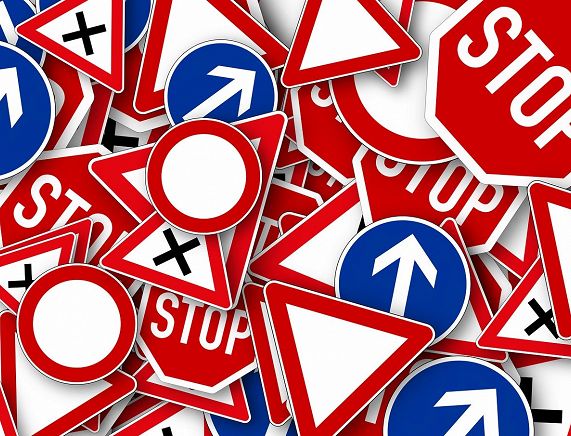 Znaki drogowe - źródło fot. pixabay