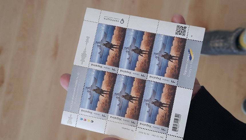 Znaczki pocztowe trzymane na dłoni.jpg [206.47 KB]