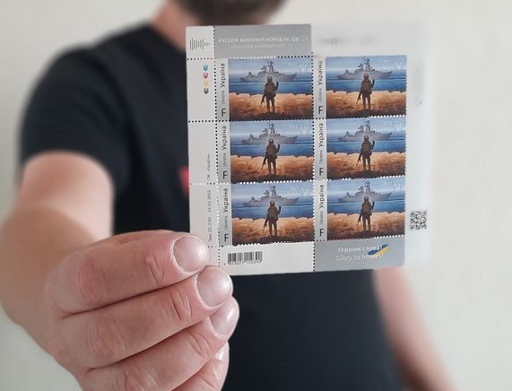 Znaczki pocztowe trzymane w dłoni