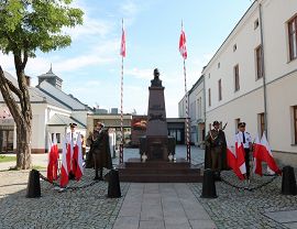 Pod pomnikiem Marszałka i defilada (2) (1020x680).jpg