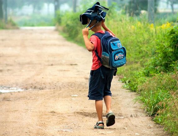 Chłopiec w drodze do szkoły