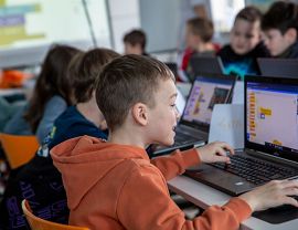 Zajęcia dla dzieci z kodowania- dzieci przy komputerach