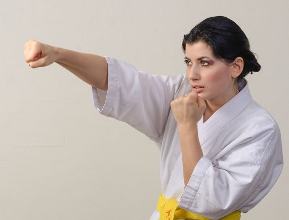 Kobieta wykonująca cios karate fot. pixabay