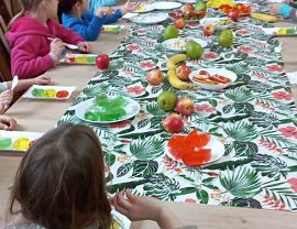 dzieci przy stole jedzą kolorowe galaretki