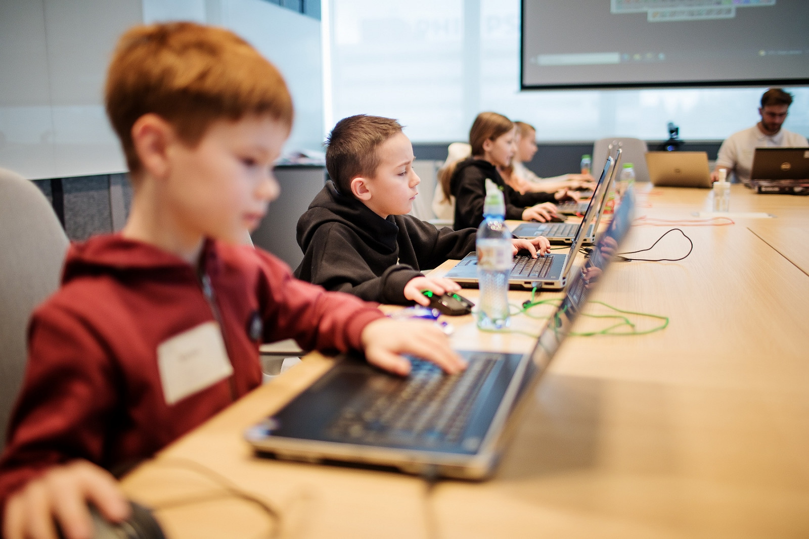 Dzieci przy komputerach - zajęcia Kodowanie z Gigantami (3).jpg [874.72 KB]