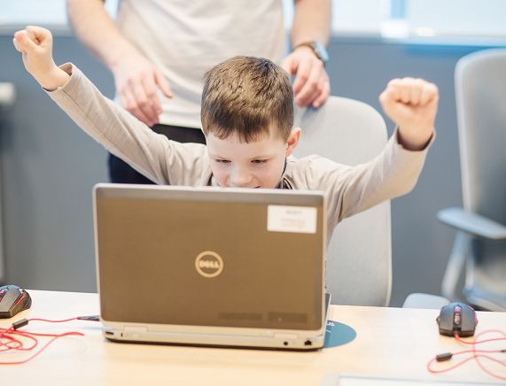 Dzieci przy komputerach - zajęcia Kodowanie z Gigantami
