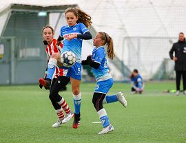 Dziewczyny grającew piłkę nożną