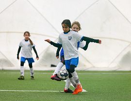 Dziewczyny grającew piłkę nożną