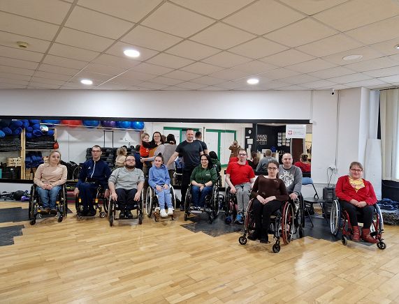 Trening niepełnosprawnych - grupa Fundacji Aktywnej Rehabilitacji na krośnieńskiej hali