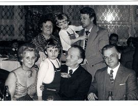 Jan Deptuch - od lewej na dole żona Jadwiga Deptuch, Wnuk Dariusz, Tadeusz, Marek, Jan Deptuch, u góry: Czesława, Marek, Wnuk Artur, Syn Marek - Krosno 1981