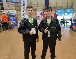 Uczniowie krośnieńskiego Maechanika w czasie zmagań konkursowych