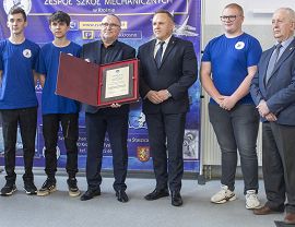 Uroczystość wręczenia tytułu Samochodowej Szkoły Roku krośnieńskiemu Mechanikowi