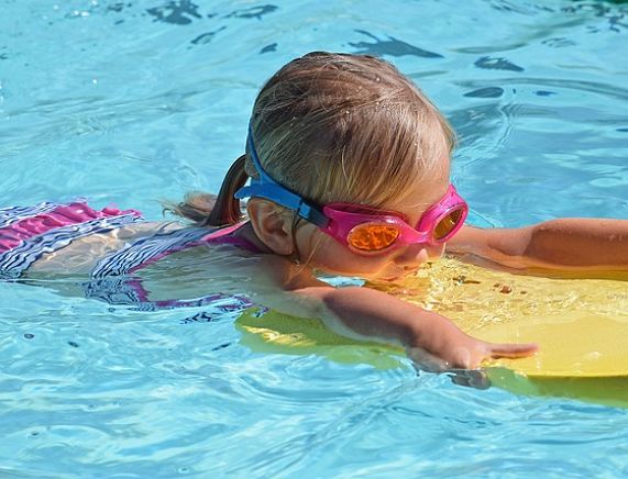 Dziewczynka ucząca sie pływać - fot. pixabay