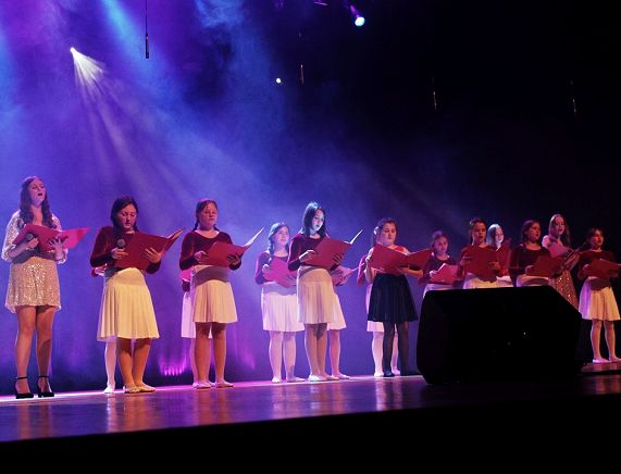 dzieci śpiewające na scenie