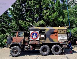 Samochód ciężarowy z radiostacją Krośnieńskiej Krótkofalarskiej Sieci Ratunkowej