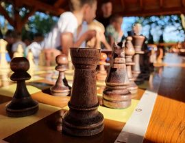 figury szachowe na szachownicy