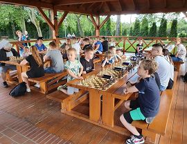 szachiści wysłuchujący zasad turniejowych