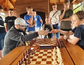 zawodnicy po zakończonej partii szachowej podają sobie ręce