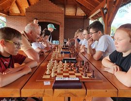 szachiści w czasie rozgrywania partii szachowych