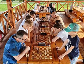 szachiści przy stołać rozgrywają partie szachowe
