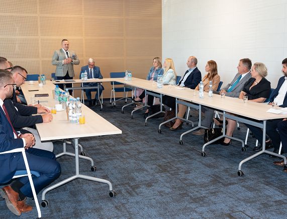 Zdjęcie przedstawia uczestników posiedzenia Krośnieńskiej Rady Biznesu w dniu 6 września 2023 r.