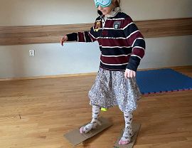 Dziewczynka na nartach wykonanych z kartonu