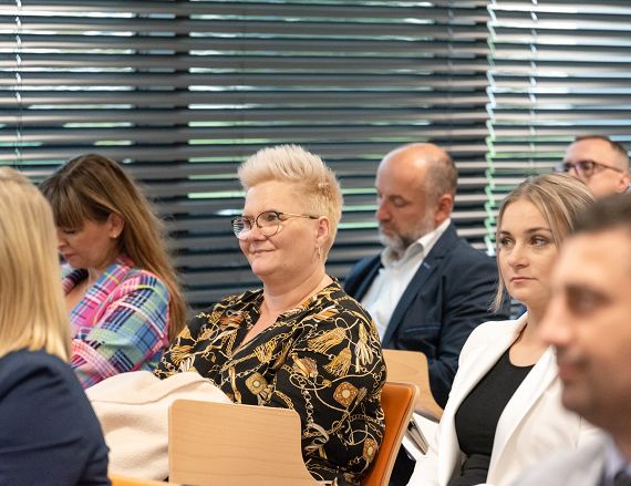 Zdjecie przedstawia uczestników warsztatów w sali konferencyjnej.