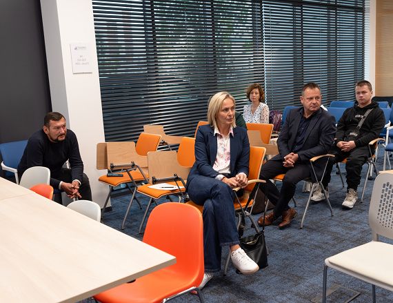 Zdjęcie przedstawia uczestników warsztatów podczas pracy w grupach.